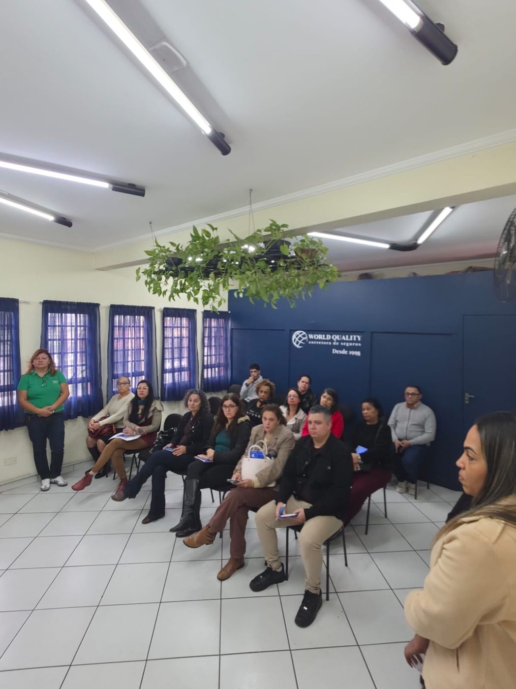 Corretores em treinamento na sala de treinamento da World Quality